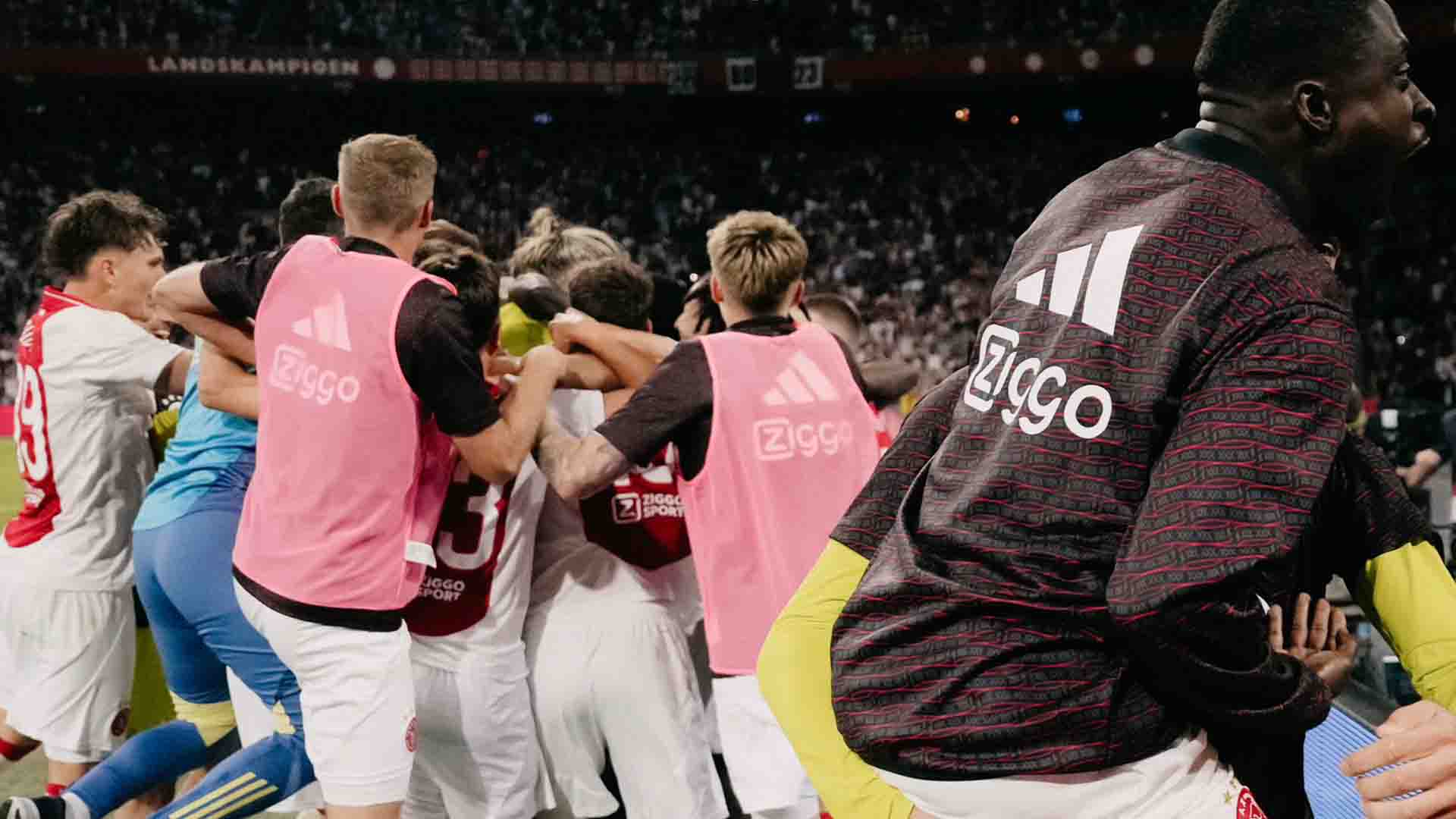 Ajax Amsterdam Perkenalkan Seragam Baru